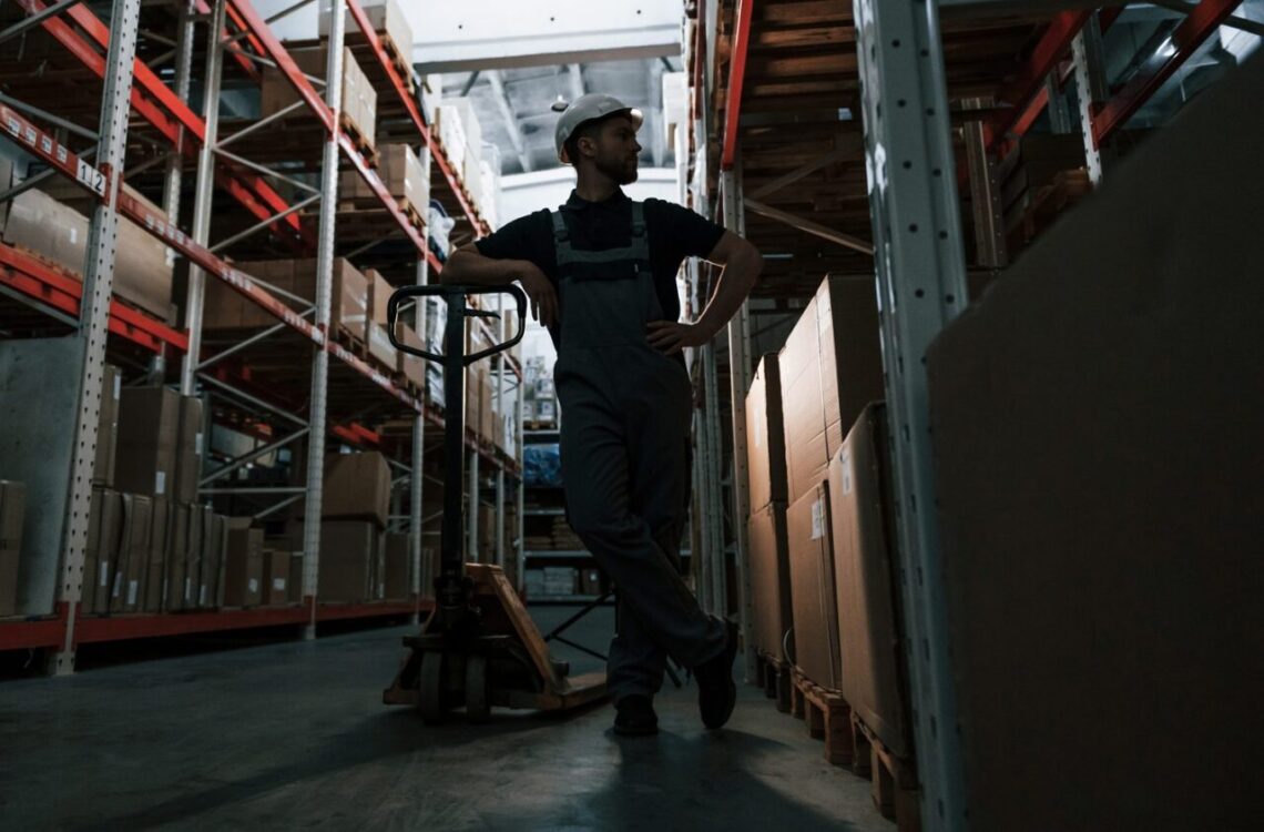 Plateforme de stockage métallique aménagée dans un entrepôt avec des cartons et des rayonnages.