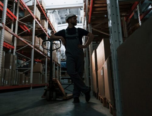 Plateforme de stockage métallique aménagée dans un entrepôt avec des cartons et des rayonnages.